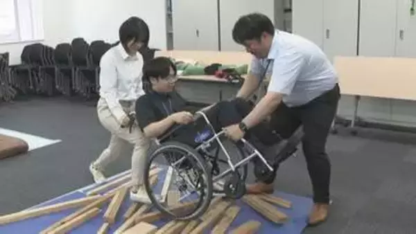 車いす利用者の避難はどうする？四国運輸局・四国地方整備局の職員らが支援方法を学ぶ　高松市