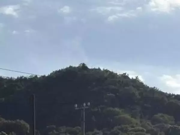 多度津町西白方で山林火災　消防車10台・香川県の防災ヘリコプター1機で消火活動