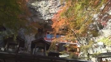 紅葉と十月桜を同時に　小豆島八十八カ所霊場「石門洞」　香川