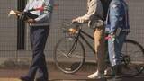 「自転車の青切符制度導入から1カ月　岡山県警が45カ所で指導・啓発　4月の交付数は60件…大半が「ながらスマホ」」の画像1