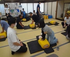 夏休み中の子どもも参加して防災イベント　AEDを使った救護訓練　香川・東かがわ市