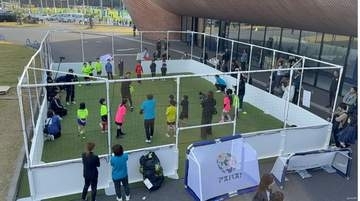 高松市立東部運動公園に「キッズピッチ」　始球式に元日本代表ハーフナー・マイクさん来場