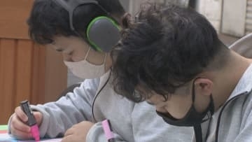 2026年用の年賀はがきの販売開始　高松市の自閉スペクトラム症の双子アーティストが「馬」の絵を描く