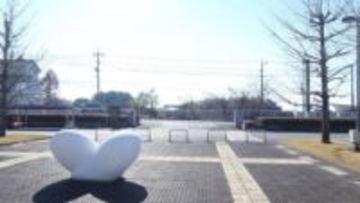 奈義町役場に彫刻家・北川太郎さんの作品「ナギまほろば」設置　岡山