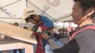 子どもたちが大工仕事などを体験できるイベントが開かれにぎわう　　　岡山市
