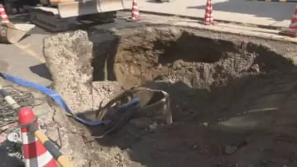 【速報】香川県三木町で道路陥没　直径約3ｍの穴に走行中のごみ収集車の車両後部がはまる