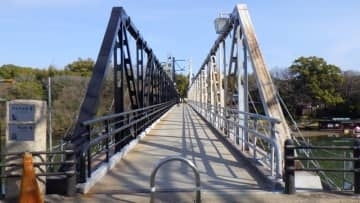 岡山城と後楽園を結ぶ月見橋　「今しか見られない」半分塗り替え完了