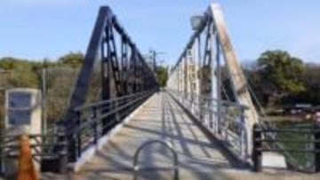 岡山城と後楽園を結ぶ月見橋　「今しか見られない」半分塗り替え完了