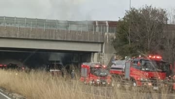 【続報】国道11号でトラックが炎上　走行中に何らかの理由で出火し積み荷の飼料にも延焼　香川・坂出市