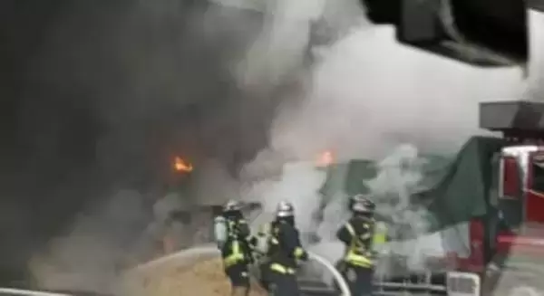 【続報】国道11号の橋脚でトラックが炎上　国道11号は上り（高松方面）で一時規制　香川・坂出市