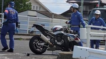 岡山市の市道でトラックがバイクを巻き込む事故　バイクの男性が死亡