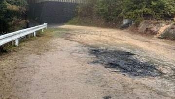 里庄町の駐車場で車両火災　車内から性別不明の遺体　岡山