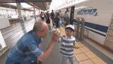「「まだいたかった」お盆休みのUターンラッシュがピーク　JR岡山駅でも荷物やおみやげを持つ人たち」の画像1