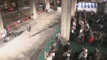 パリで披露した「保多織」のファッションショー　香川