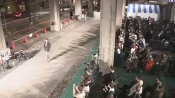 パリで披露した「保多織」のファッションショー　香川