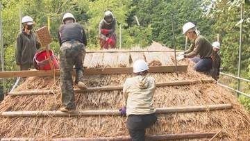 国重要文化財「細川家住宅」　かやぶき屋根のふき替えを地域の人らが体験　香川・さぬき市