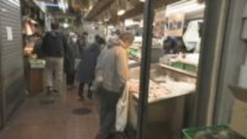 最後の年末営業になる「岡ビル市場」は年越しや正月用品を求める人でにぎわう