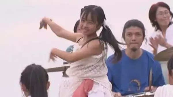夕暮れの父母ヶ浜で子どもたちが舞う　自然と一体化したダンスを披露　香川・三豊市