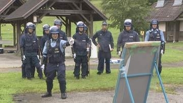 「クマは囲まれると攻撃してくる」岡山県警で初のクマ対処訓練　撃退スプレーの効果的な使い方や身の守り方学ぶ