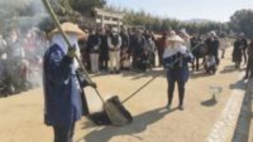 岡山後楽園で「松のこも焼き」　害虫を駆除して春を迎える準備