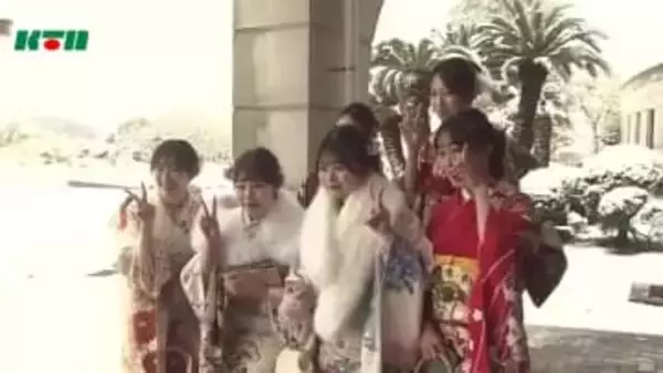 「晴れ着にスニーカー」冬型の気圧配置が強まり長崎県内各地で雪 20歳のつどいに影響も