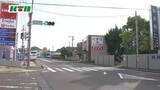 「明け方の交通事故…道路を渡っていた男性が車にはねられ死亡　片側1車線の見通しの良い直線道路」の画像1