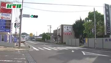 明け方の交通事故…道路を渡っていた男性が車にはねられ死亡　片側1車線の見通しの良い直線道路