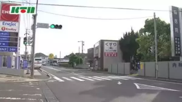 明け方の交通事故…道路を渡っていた男性が車にはねられ死亡　片側1車線の見通しの良い直線道路