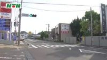 明け方の交通事故…道路を渡っていた男性が車にはねられ死亡　片側1車線の見通しの良い直線道路