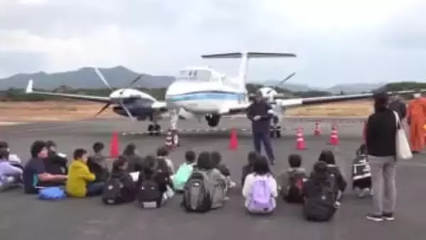 空の玄関口の舞台裏を学ぶ 福江空港で小学生が見学会 空の仕事に興味を持ってと関係機関が企画