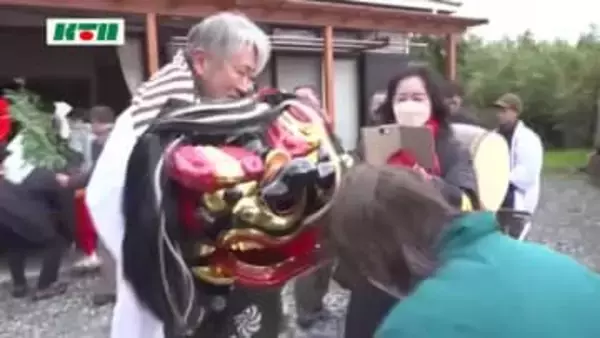 かまれるとご利益も　長崎・五島列島で正月行事「獅子こま舞」　各家庭の座敷でも舞い