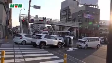 年の瀬の週末の夕方に…交差点で車3台が絡む事故で4人けが 年末の交通安全県民運動の期間中の事故
