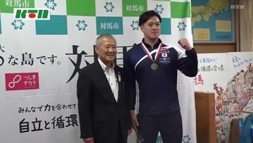ベンチプレスの世界選手権　団体で銅メダル　松井心助選手が地元対馬で報告