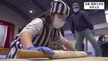 五島列島で小学生が名産“そば”を打つ 種まきから刈り入れまで手掛け、そば打ちから2時間で試食…美味！