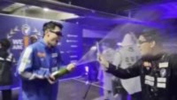 祝！V・ファーレン長崎　選手たちはシャンパン1000本で8年ぶりのJ1昇格に酔いしれる