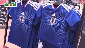 人気の白いアウェー用は売り場に残り1着　サッカーW杯　日本代表ユニフォームなど販売　長崎の店舗でも人気