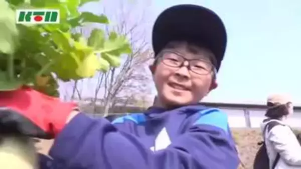 「育てた野菜で「豚バラ大根」　野菜の消費拡大目指す「ラブベジ」の取り組みで子供たちがダイコン収穫」の画像