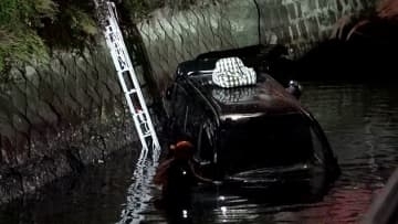 「車の上で救助を求めている…」　柵を突き破った車が海に転落 運転の20代男性は自力で脱出しケガなし
