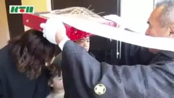 五島列島で“ご利益”を頭にかざし無病息災を祈る「お守りさん」経典と縁起物の梅の小枝を箱に乗せて…