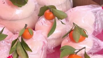 「初雪」も観測する寒さの中で正月用の買い物客でにぎわい トマトや葉物の値が落ち着く一方で…