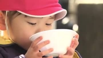 健康な1年を願い「七草粥」地元の新米10升と春の七草を大きな釜で 参拝客に1000食分振る舞う長崎