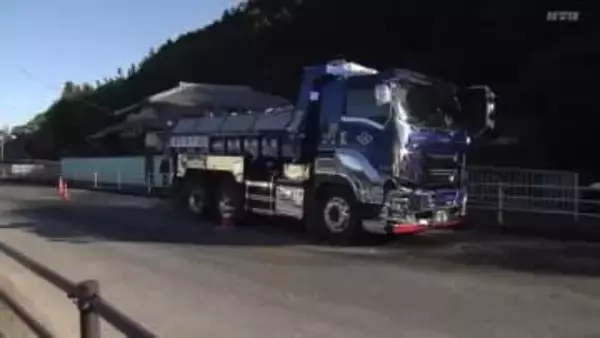 大型トラックと普通乗用車が衝突　5歳の男児を含む3人を救急搬送