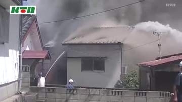 「平屋の家が燃えている」佐世保市で住宅2棟全焼