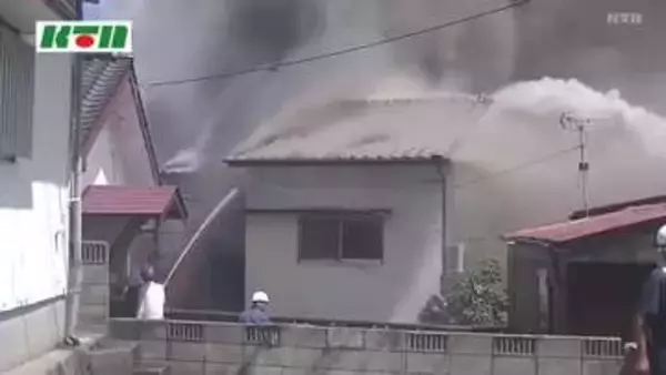 「平屋の家が燃えている」佐世保市で住宅2棟全焼