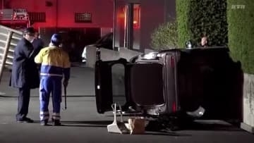 軽自動車の横転事故が発生 運転の男性が一時車内に閉じ込め 現場は緩やかなカーブの交差点