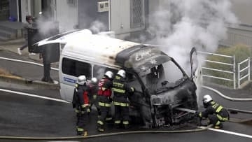 「車両から煙が出ている…」国道でワゴン車が燃える火事 福祉用タクシーか　けが人なし