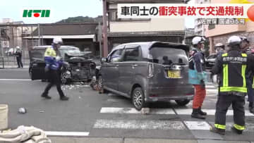 直進車と右折車の衝突事故が国道で発生　運転の女性2人が病院に搬送　交通規制が続く
