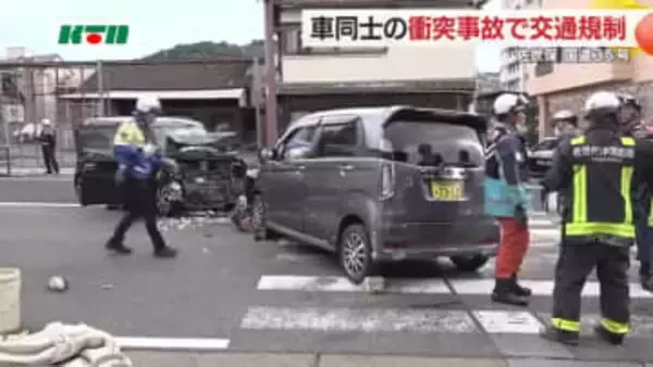 直進車と右折車の衝突事故が国道で発生　運転の女性2人が病院に搬送　交通規制が続く