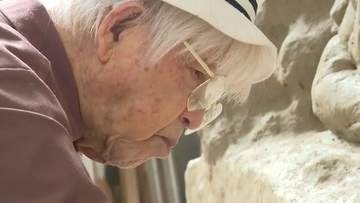 99歳・中村晋也が刻む「かくれ念仏」　高さ約3m、2026年10月西本願寺鹿児島別院でお披露目予定