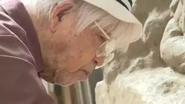 99歳・中村晋也が刻む「かくれ念仏」　高さ約3m、2026年10月西本願寺鹿児島別院でお披露目予定